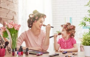 makeup_mom_and_daughter